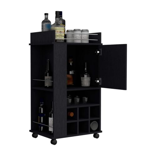 Bar Finland, Wengue, Con amplios espacios para ubicar botellas